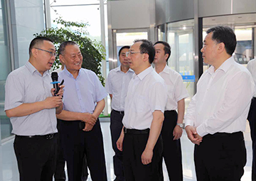 国务委员、国务院秘书长，， 时任江苏省委书记吴政隆调研龙八long8科技