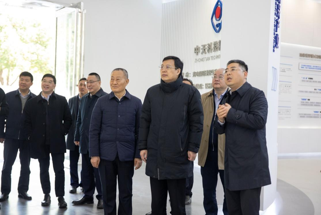 新华社社长、党组书记傅华考察龙八long8科技